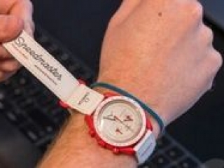 Đồng hồ nhựa 260 USD khó mua hơn mẫu 13.000 USD
